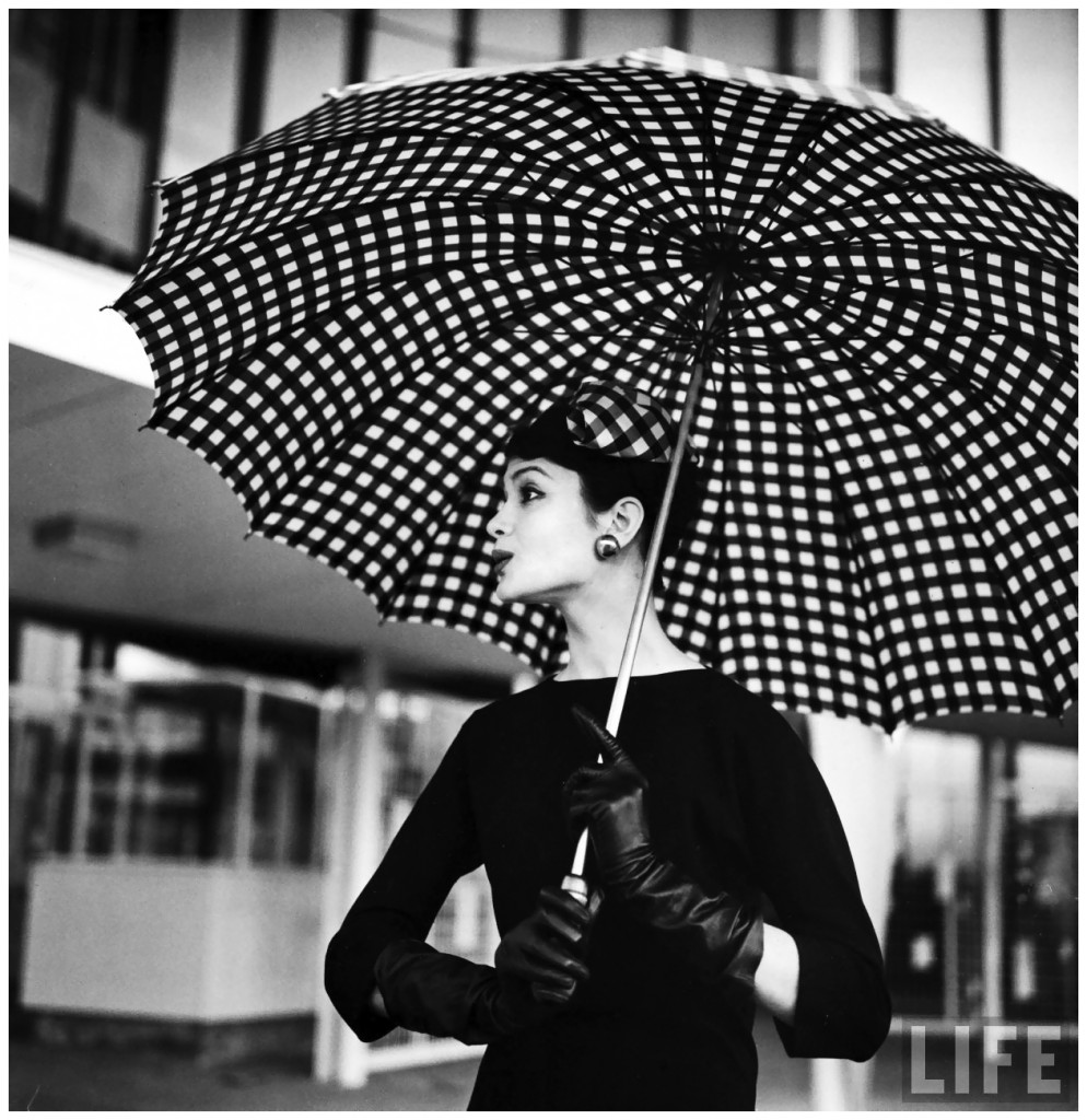 isabella-albonico-hecked-parasol-new-trend-in-womens-accessories-used-at-roosevelt-raceway-1958-nina-leen