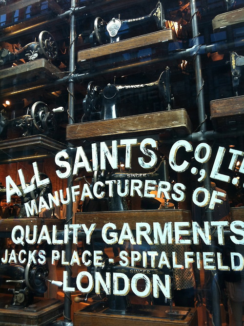 vetrina negozio All Saints - Londra