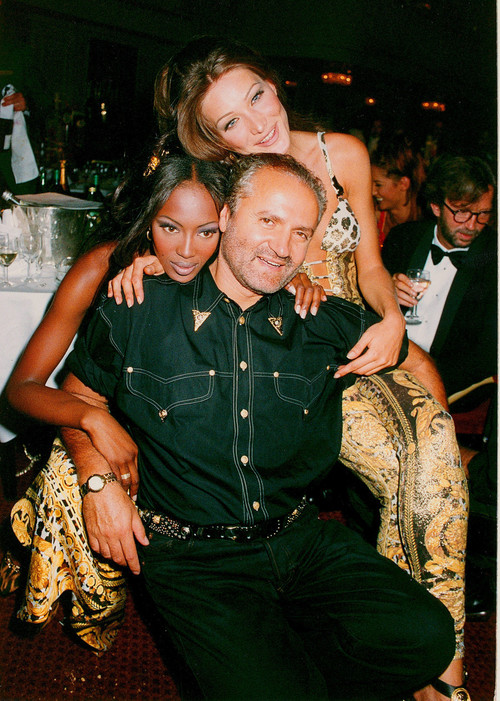 Gianni Versace with Naomi Campbell and Carla Bruni at a 1992 London Gala.