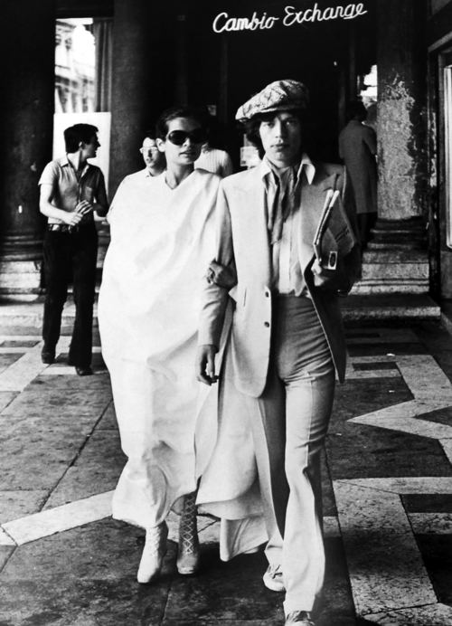 Mick Jagger, nella foto con Bianca Jagger, indossa un abito di Tommy Nutter.