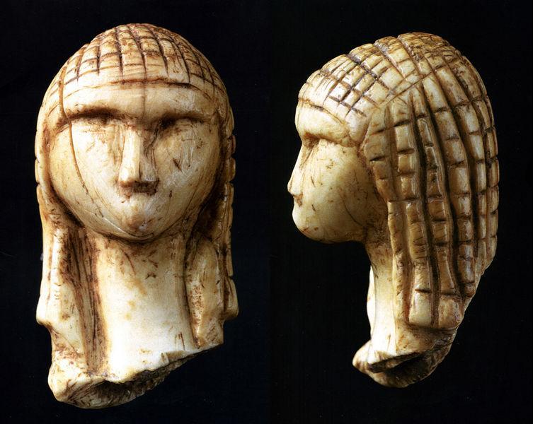 La Venere di Brassempouy  è un frammento di una statuetta in avorio risalente al Paleolitico superiore scoperto vicino Brassempouy, Francia nel 1892. Con un'età stimata di 25.000 anni è la più antica rappresentazione realistica di un volto umano mai trovata.
