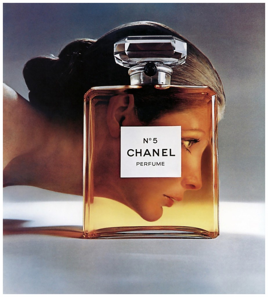 model-vicki-hilbert-for-chanel-no-5-perfume-ad-photographed-by-richard-avedon