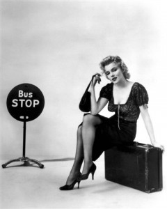 Marilyn Monroe sul set di "Bus Stop" (1956) calza Ferragamo.