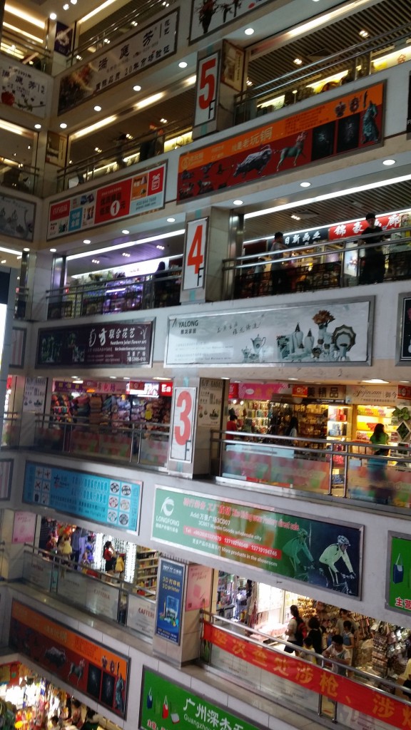 Mall cinese - 4 piani di accessori, oggettistica, souvenirs e prodotti di qualsiasi tipo per ogni eventualità