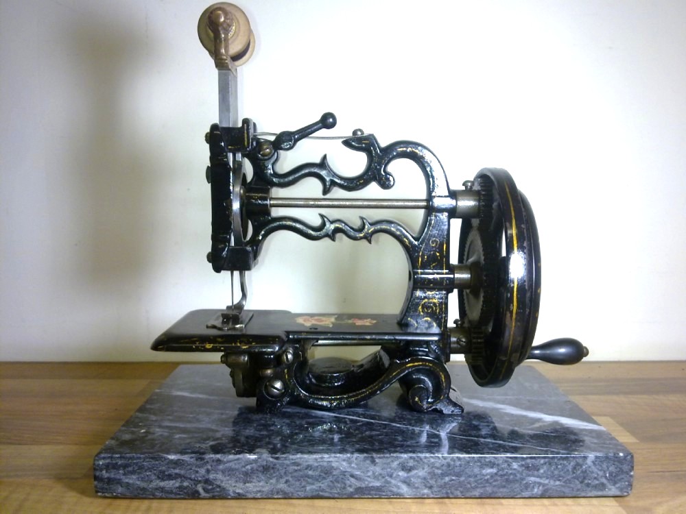 Швейная машинка с ручным приводом. Charles Raymond швейная машинка. Первая швейная машинка Зингер. Швейная машинка Мюллер 12.